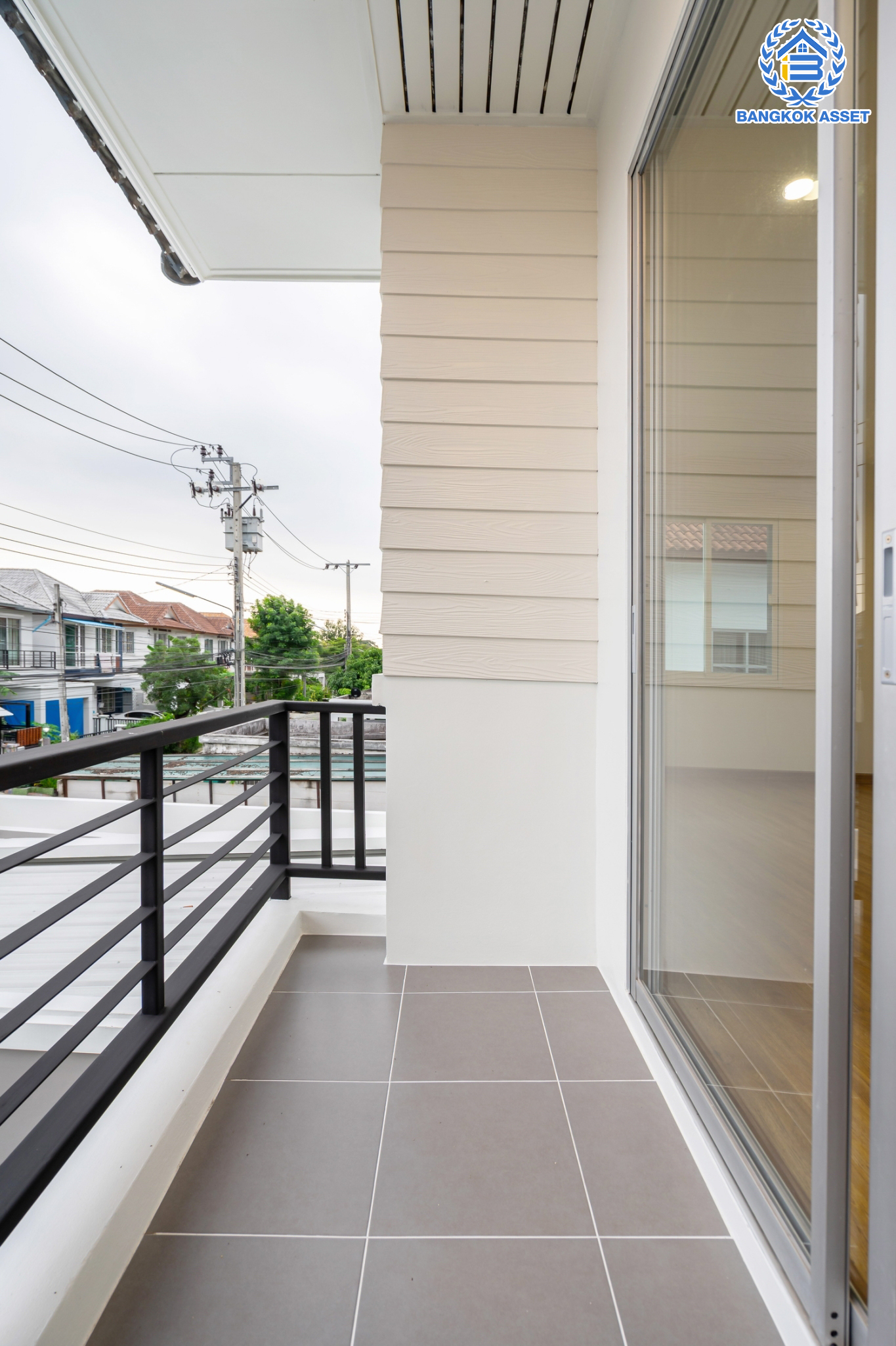 บ้านมือสองตกแต่งใหม่ ม.ปารวีร์ เพชรเกษม63 บ้านแฝดฟังก์ชันระดับบ้านเดี่ยว เนื้อที่ 40 ตร.ว. ฟังก์ชัน 3 ห้องนอน 2 ห้องน้ำ 1 ที่จอดรถ บนพื้นที่ใช้สอย 133 ตร.ม. ทำเลศักยภาพ เชื่อมต่อหลายเส้นทาง ใกล้เดอะมอลล์บางแค จุดขึ้นทางด่วน "เพชรเกษม" และรถไฟฟ้าสายสีน้ำเงิน "สถานีหลักสอง"